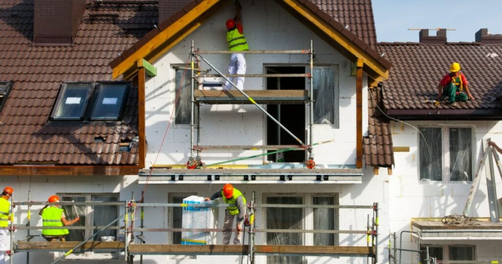 Gevelrenovatie werken: vakspecialisten aan het werk