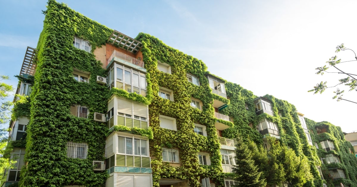 Gevelmateriaal planten - groene gevelbekleding appartement