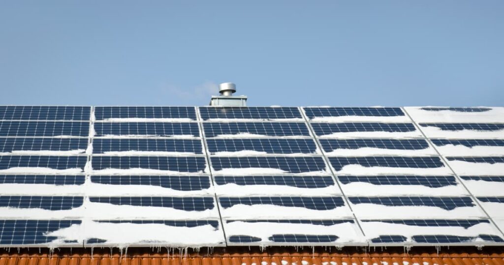 Zonnepanelen met een laagje sneeuw.