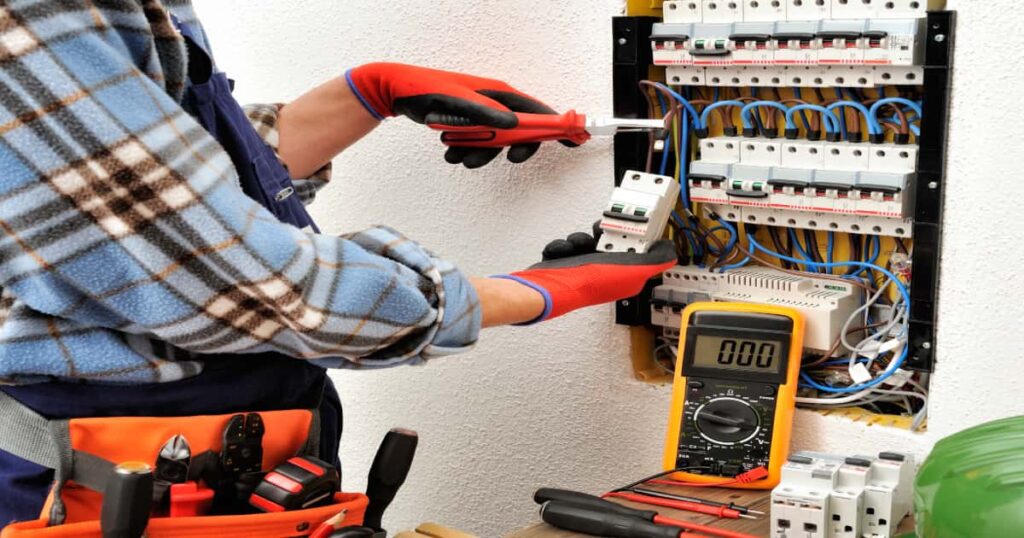Een erkend vakman die werkt met elektriciteit. 