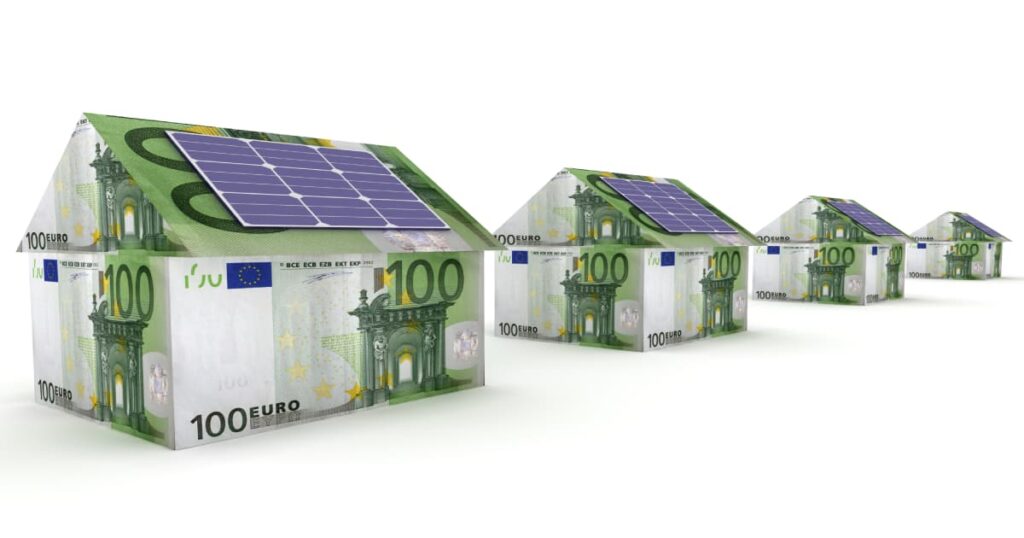 Dit zijn 4 huizen in de vorm van geld met zonnepanelen op.