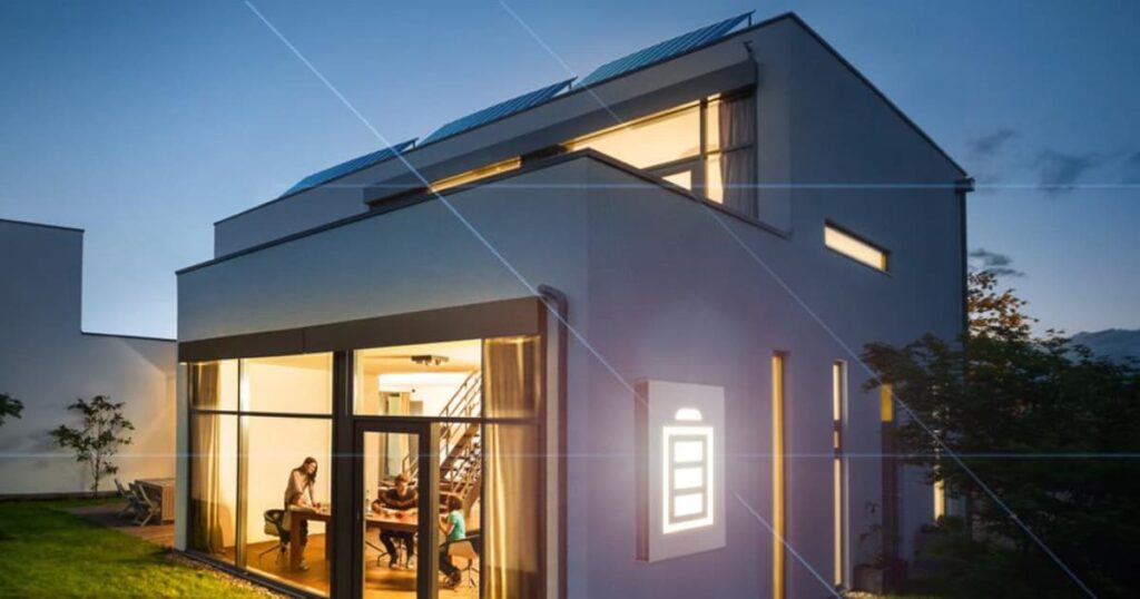 Een huis dat stroom genereert via een thuisbatterij dat aan de buitenkant is geplaatst.