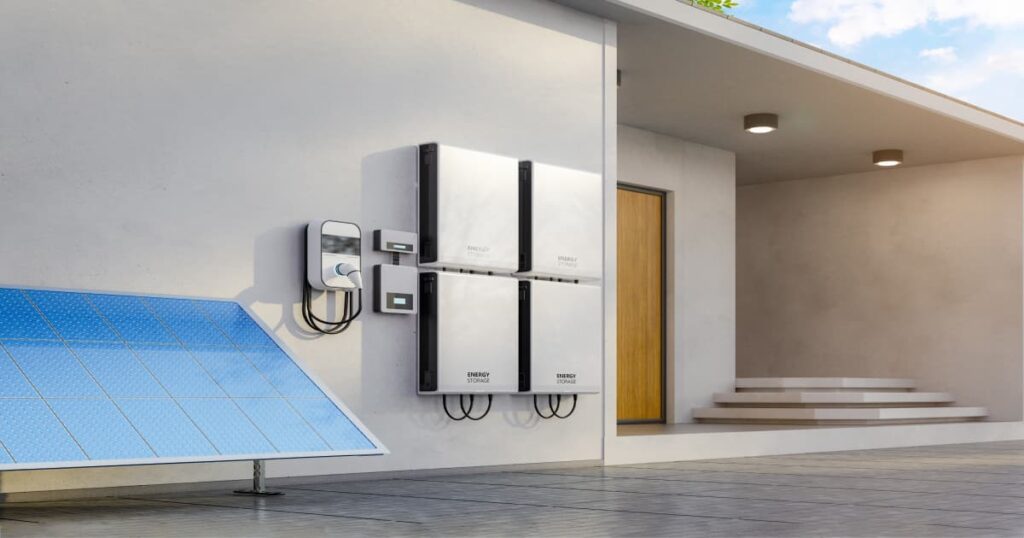 Thuisbatterijen die buiten het huis zijn geplaatst tegen de muur die stroom opwekken voor de zonnepanelen.