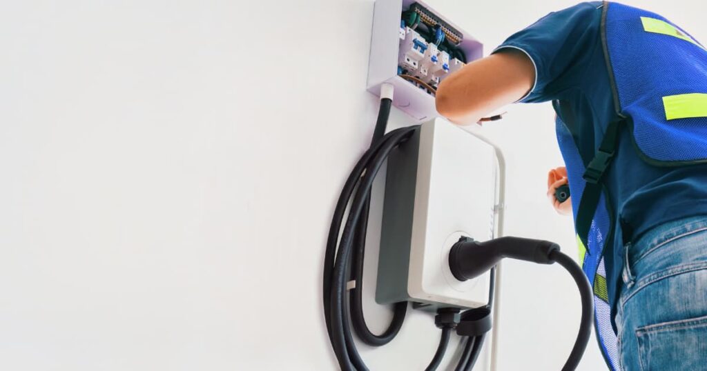 Een installateur die bezig is met een thuisbatterij te plaatsen.