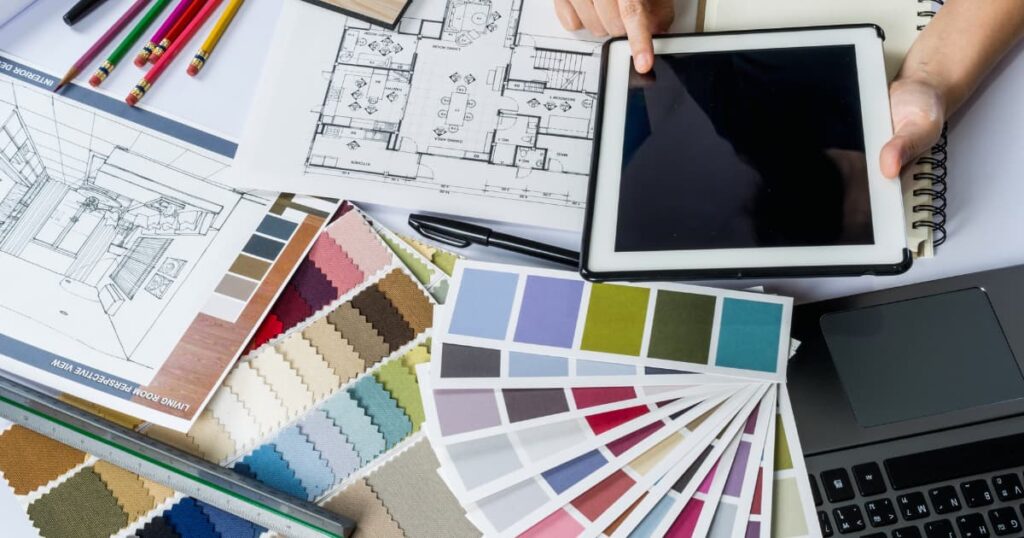 Een plan van een bouwgrond van een huis. Allemaal kleurpaletten daarnaast met een man die een Ipad vasthoudt.