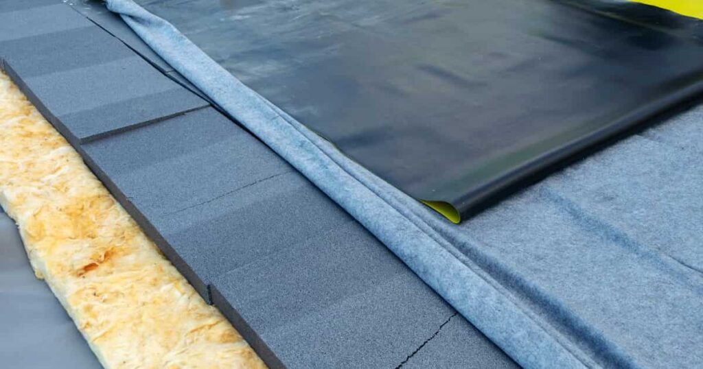 Verschillende lagen van plat dak met isolatie.