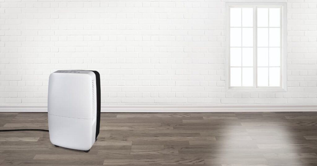 Een mobiele airco zonder buitenunit die in een woonkamer staat.
