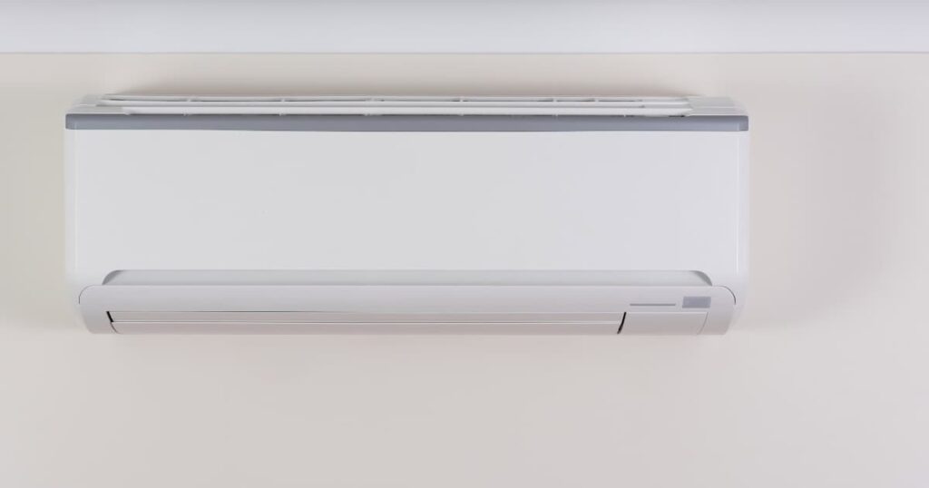Een vaste airco zonder buitenunit die tegen een muur is geplaatst.